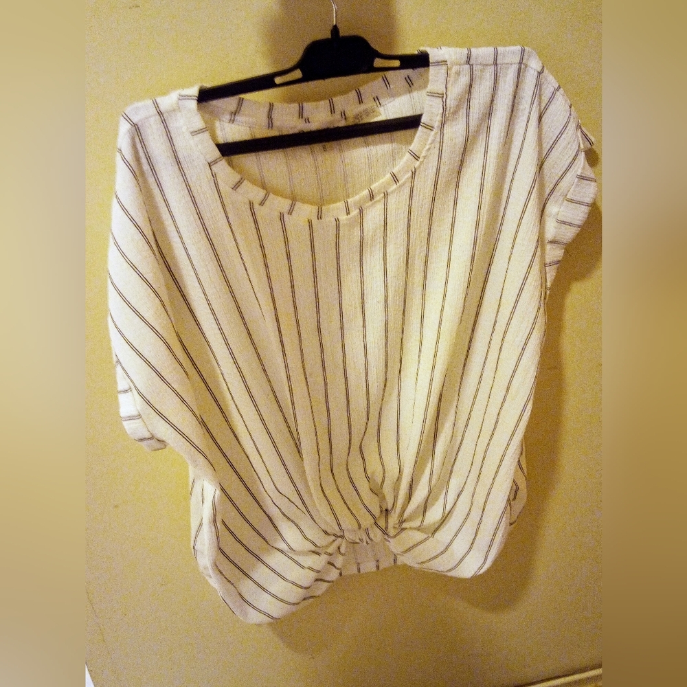 Calvin Klein Top Size Medium Fits Much Bigger pTP Is 24"